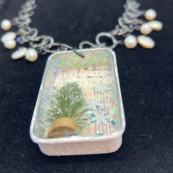 ⭐️Adorned Crown Jewelry assemblage she loves Christmas shadow box necklace - Picture 7 of 11